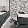 Кухня прямая с островом, зеленая с кремовым